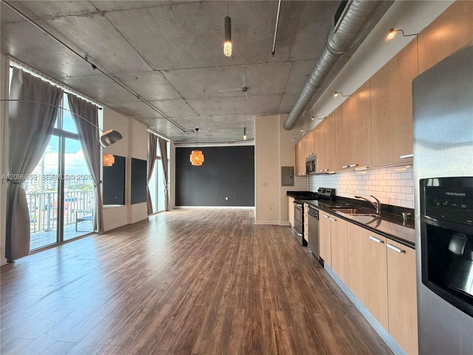 For Sale: $335,000 (2 beds, 2 baths, 1065 Square Feet)