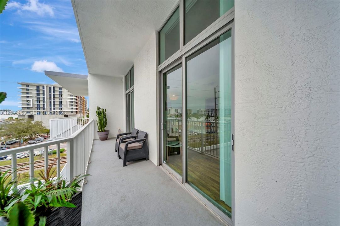 For Sale: $335,000 (2 beds, 2 baths, 1065 Square Feet)