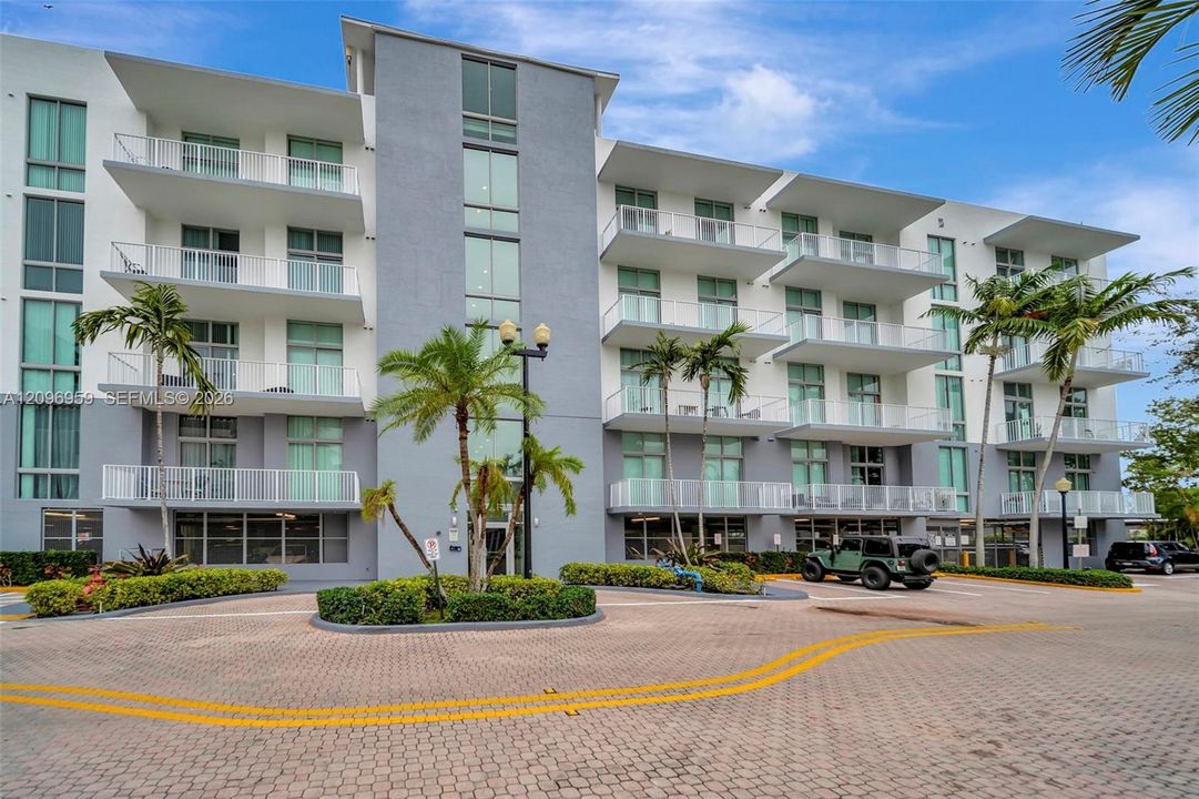 For Sale: $335,000 (2 beds, 2 baths, 1065 Square Feet)