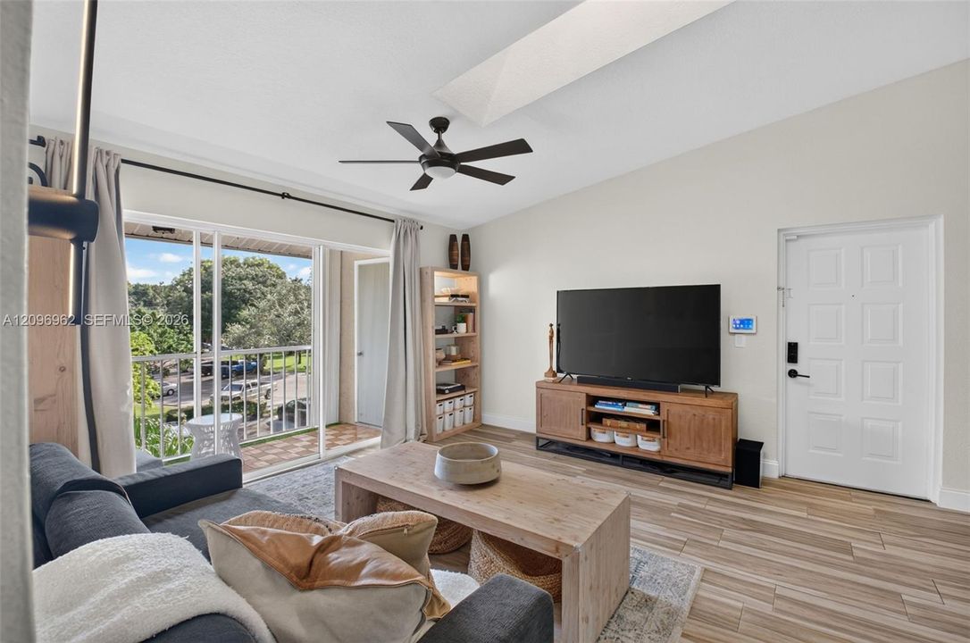 For Sale: $250,000 (2 beds, 2 baths, 965 Square Feet)