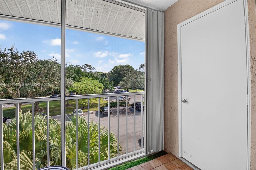 For Sale: $250,000 (2 beds, 2 baths, 965 Square Feet)