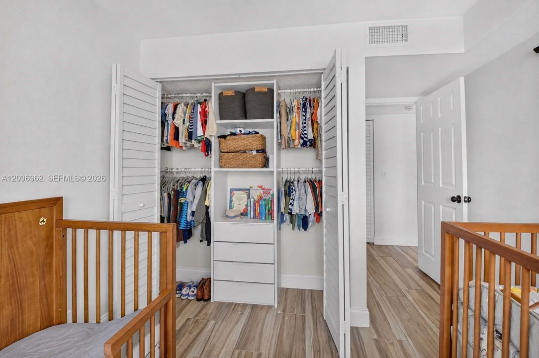 For Sale: $250,000 (2 beds, 2 baths, 965 Square Feet)
