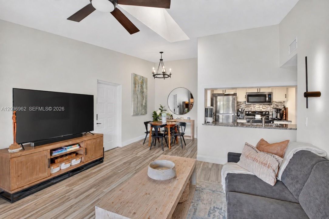 For Sale: $250,000 (2 beds, 2 baths, 965 Square Feet)
