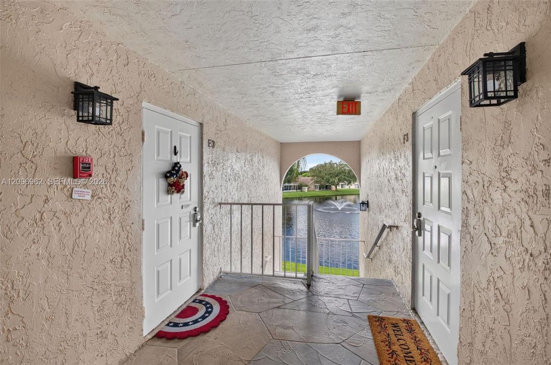 For Sale: $250,000 (2 beds, 2 baths, 965 Square Feet)