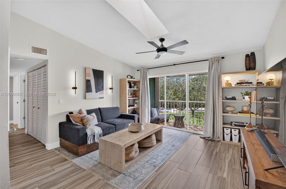 For Sale: $250,000 (2 beds, 2 baths, 965 Square Feet)
