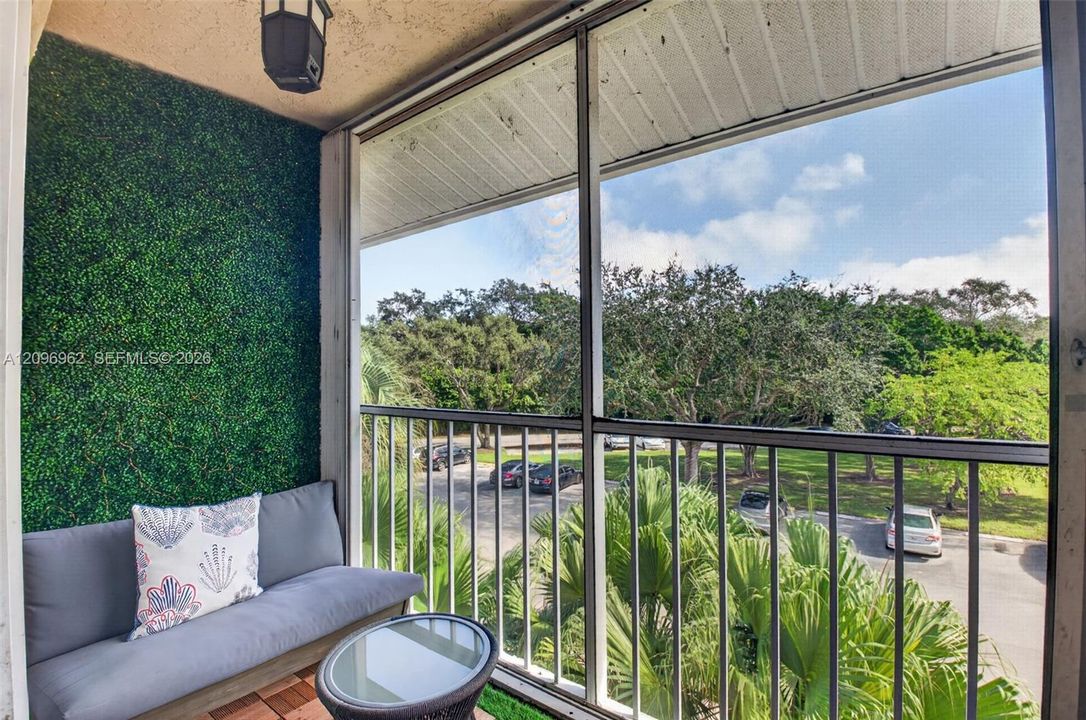 For Sale: $250,000 (2 beds, 2 baths, 965 Square Feet)