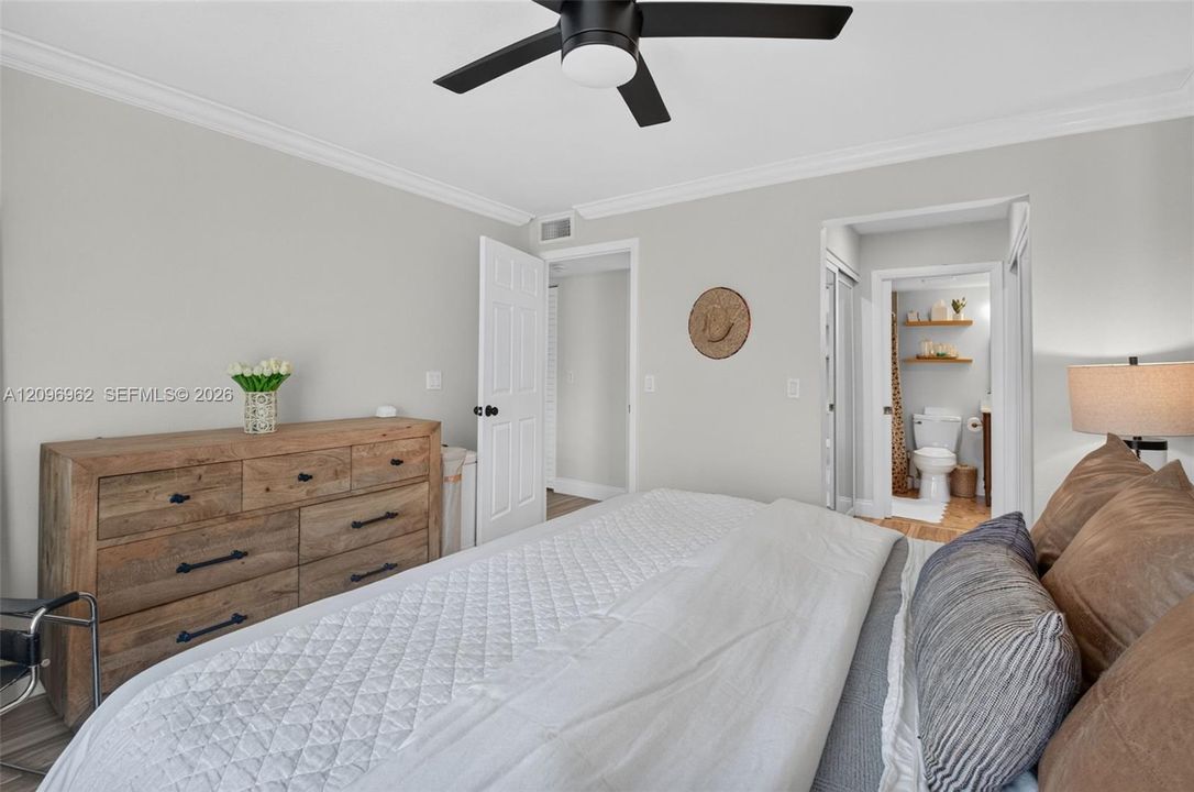 For Sale: $250,000 (2 beds, 2 baths, 965 Square Feet)