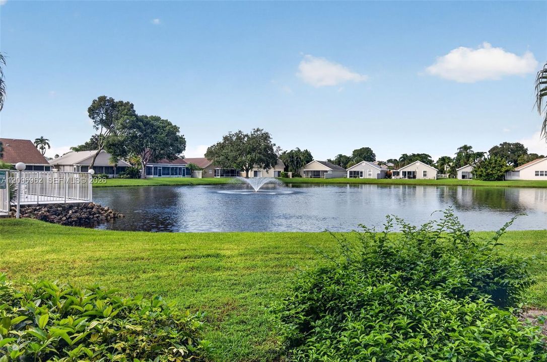 For Sale: $250,000 (2 beds, 2 baths, 965 Square Feet)