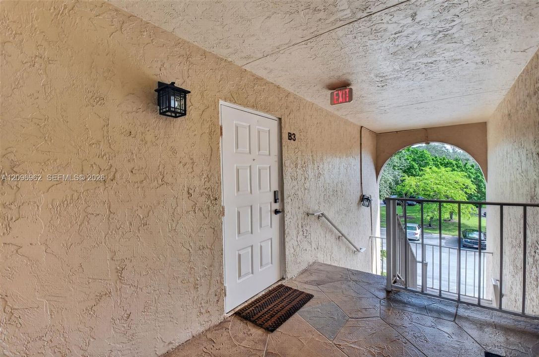 For Sale: $250,000 (2 beds, 2 baths, 965 Square Feet)
