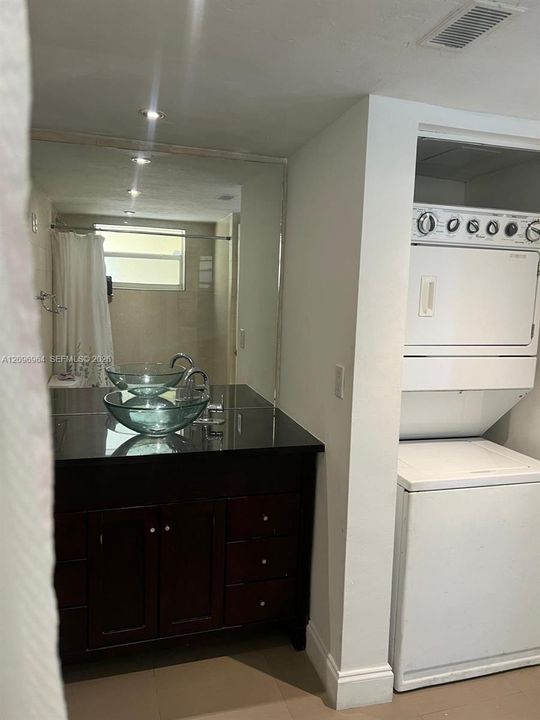 For Rent: $1,931 (1 beds, 1 baths, 700 Square Feet)