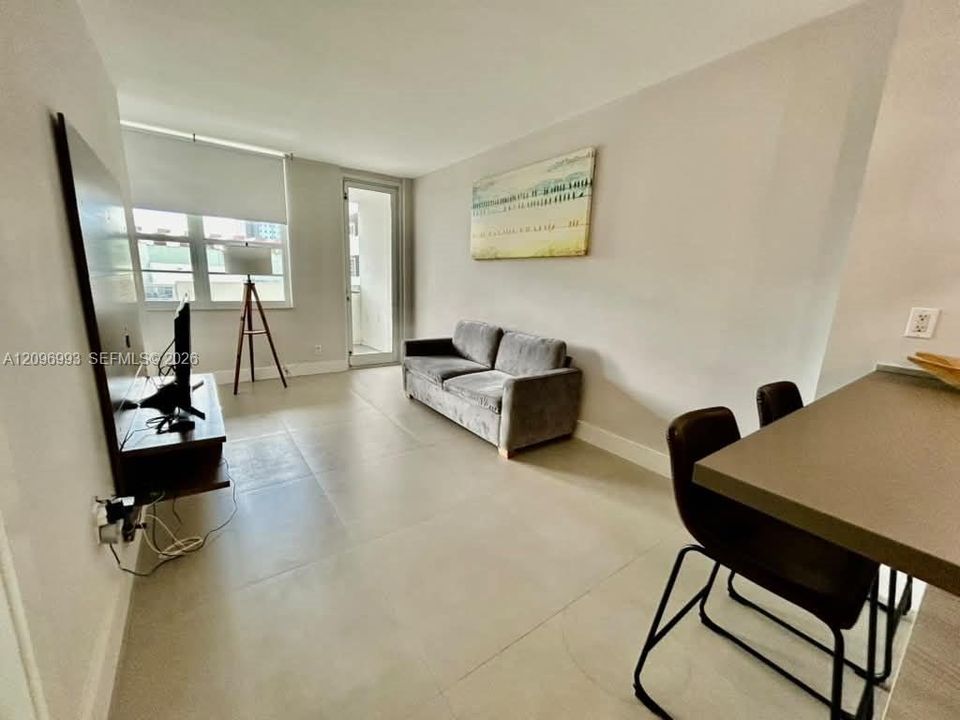 For Rent: $2,600 (1 beds, 1 baths, 560 Square Feet)