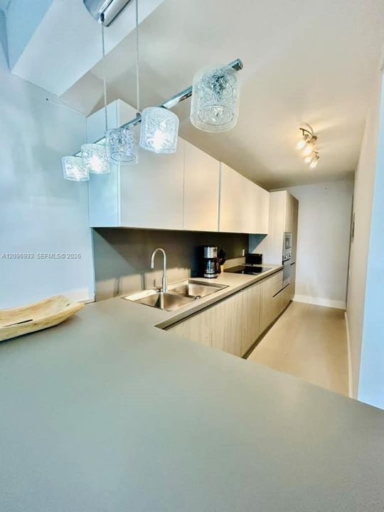 For Rent: $2,600 (1 beds, 1 baths, 560 Square Feet)