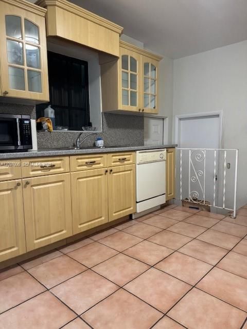 En Venta: $790,000 (4 camas, 2 baños, 1606 Pies cuadrados)