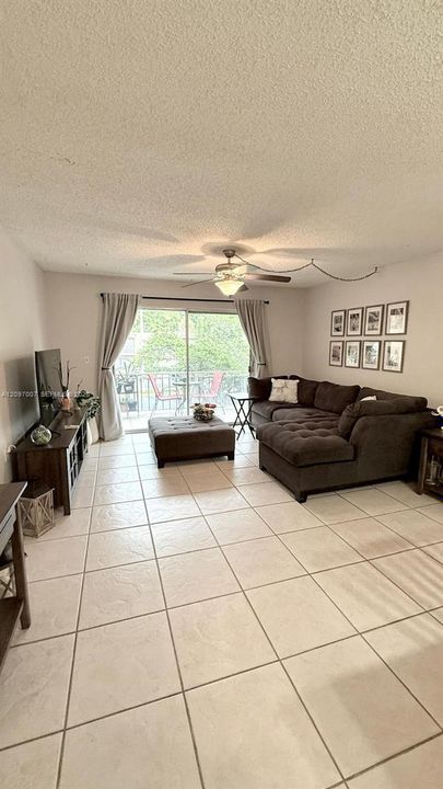 En Venta: $305,000 (3 camas, 2 baños, 1262 Pies cuadrados)
