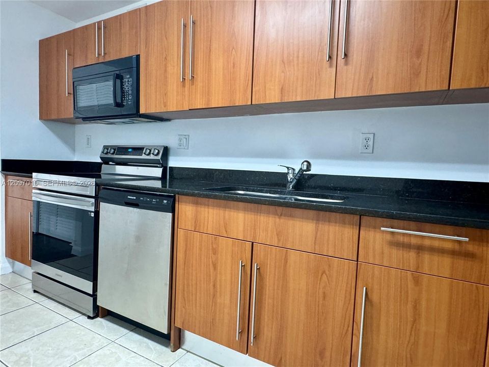 В аренду: $2,200 (1 спален, 1 ванн, 883 Квадратных фут)