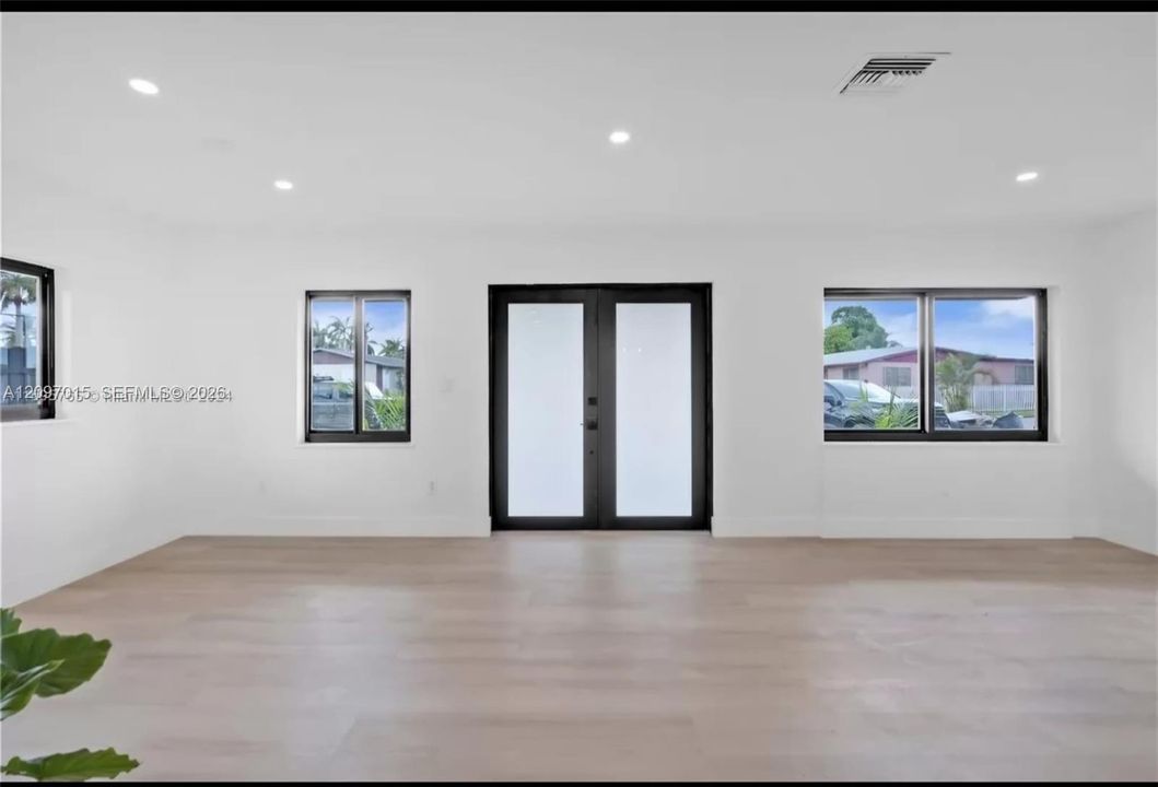 For Rent: $3,500 (3 beds, 2 baths, 1200 Square Feet)