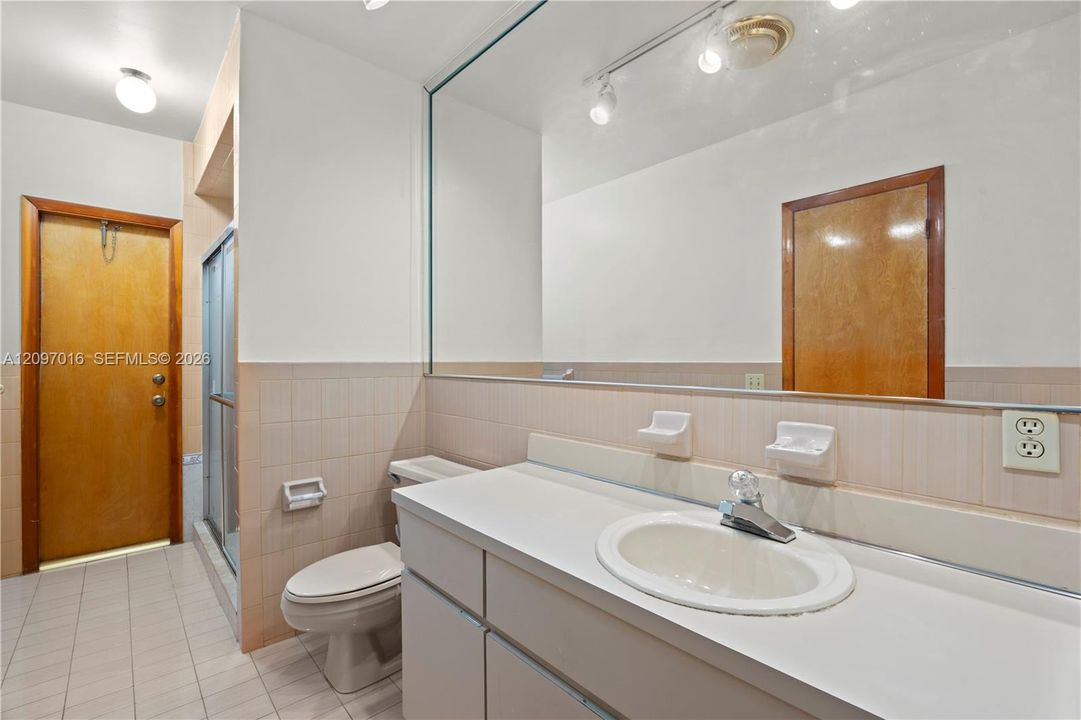 Second Bathroom with Cabana door