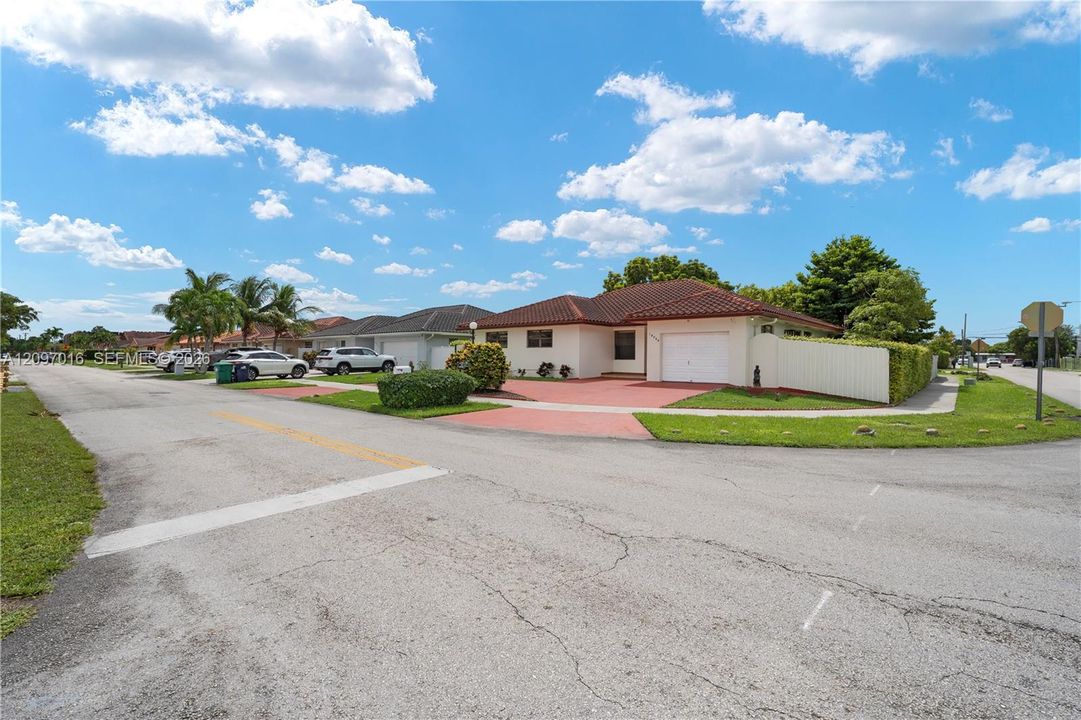 For Sale: $770,000 (3 beds, 2 baths, 2002 Square Feet)