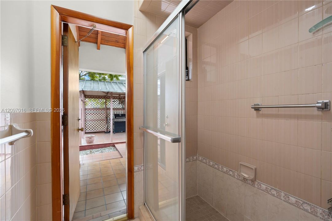 Second Bathroom with Cabana door