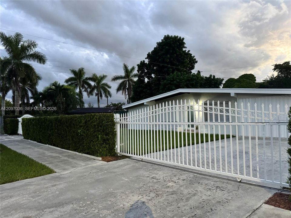 For Rent: $3,500 (3 beds, 1 baths, 1105 Square Feet)