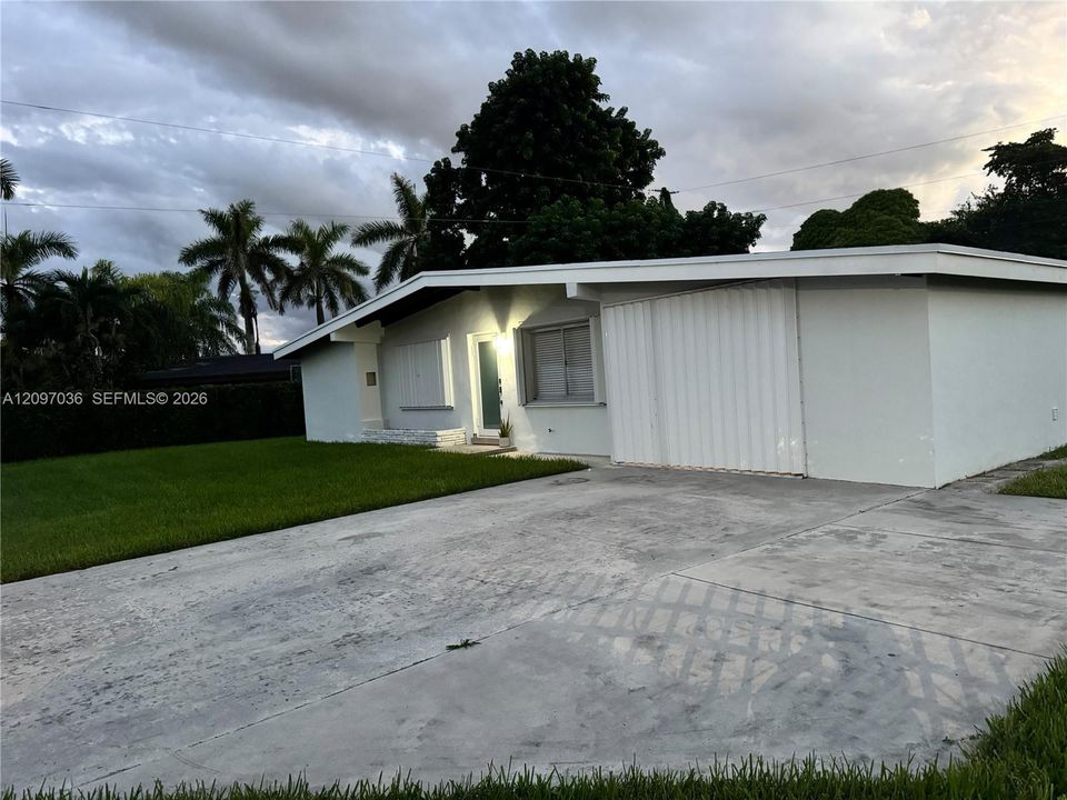 For Rent: $3,500 (3 beds, 1 baths, 1105 Square Feet)