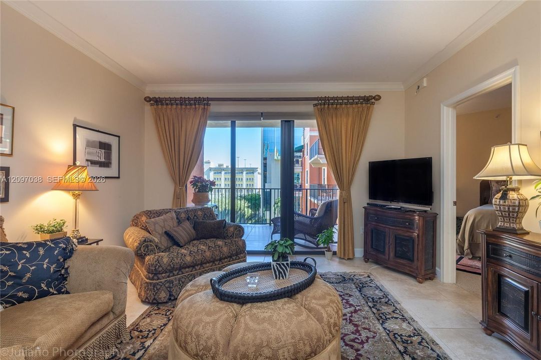 For Rent: $3,550 (1 beds, 1 baths, 915 Square Feet)