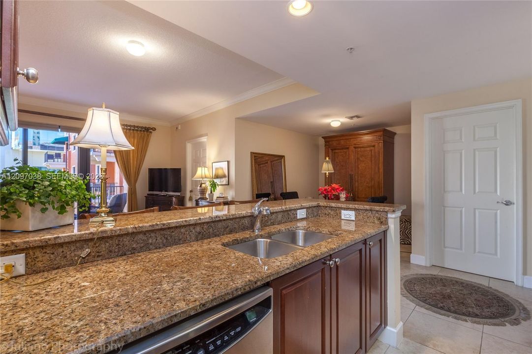 For Rent: $3,550 (1 beds, 1 baths, 915 Square Feet)