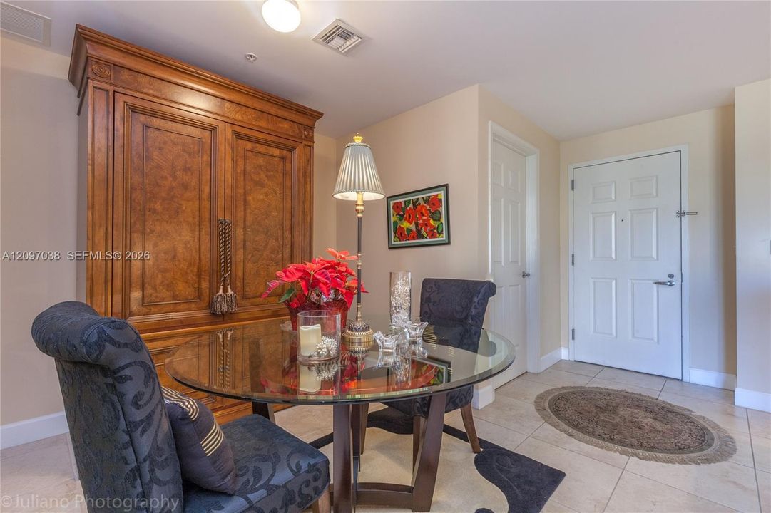 For Rent: $3,550 (1 beds, 1 baths, 915 Square Feet)