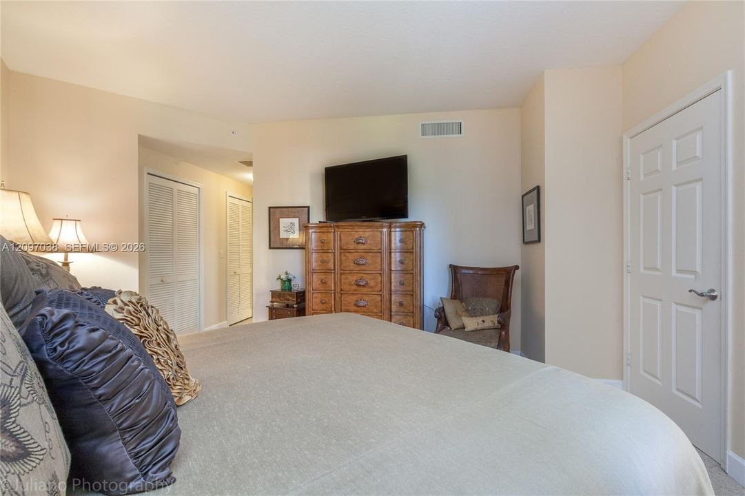 For Rent: $3,550 (1 beds, 1 baths, 915 Square Feet)