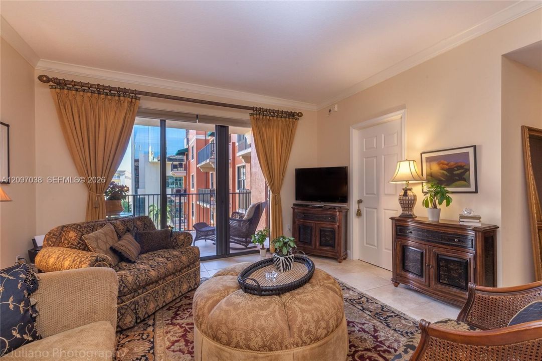 For Rent: $3,550 (1 beds, 1 baths, 915 Square Feet)