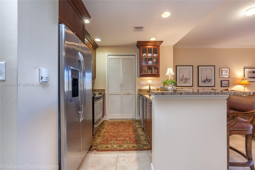 For Rent: $3,550 (1 beds, 1 baths, 915 Square Feet)