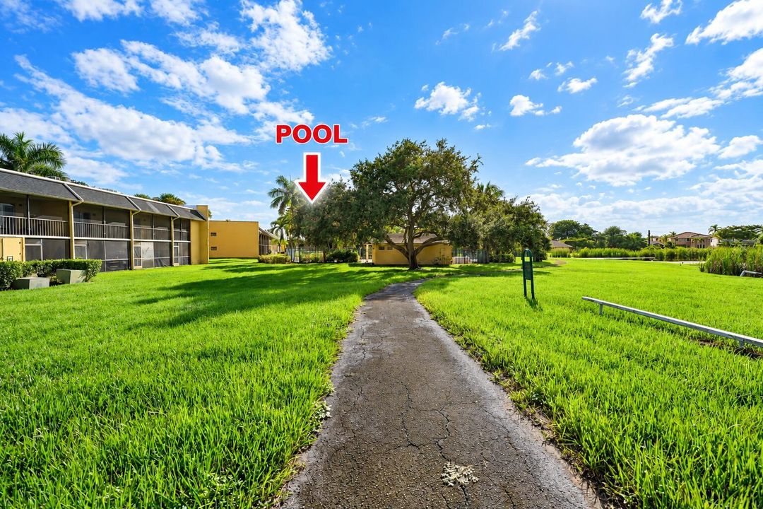 1509 walking path to pool