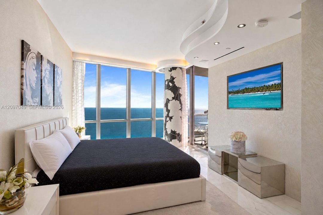 For Sale: $2,795,000 (2 beds, 3 baths, 1487 Square Feet)