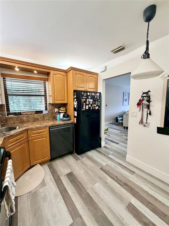 For Rent: $2,250 (2 beds, 2 baths, 982 Square Feet)