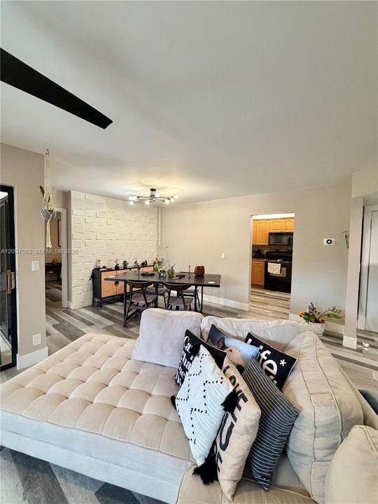 For Rent: $2,250 (2 beds, 2 baths, 982 Square Feet)