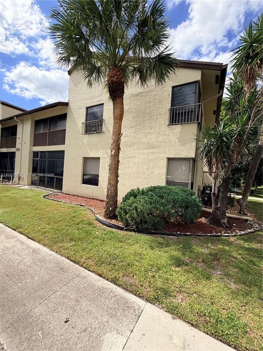 For Rent: $2,250 (2 beds, 2 baths, 982 Square Feet)