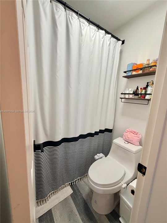 For Rent: $2,250 (2 beds, 2 baths, 982 Square Feet)