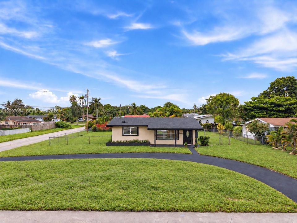 For Sale: $459,000 (2 beds, 1 baths, 878 Square Feet)