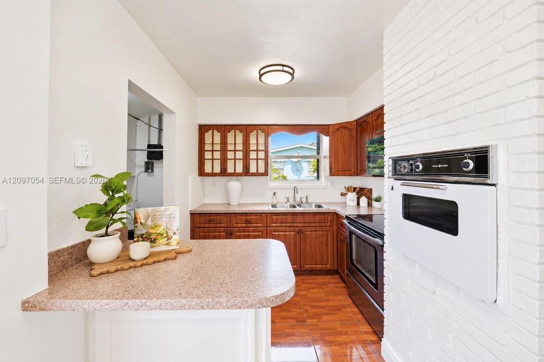 For Sale: $459,000 (2 beds, 1 baths, 878 Square Feet)