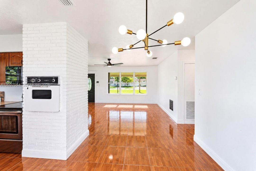 For Sale: $459,000 (2 beds, 1 baths, 878 Square Feet)