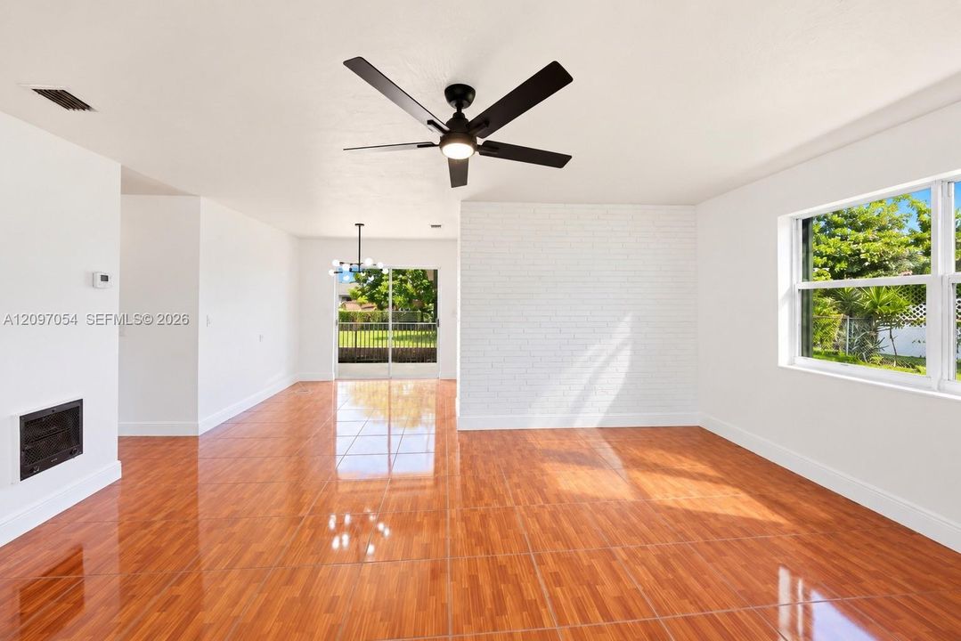 For Sale: $459,000 (2 beds, 1 baths, 878 Square Feet)