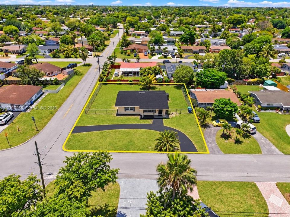 For Sale: $459,000 (2 beds, 1 baths, 878 Square Feet)