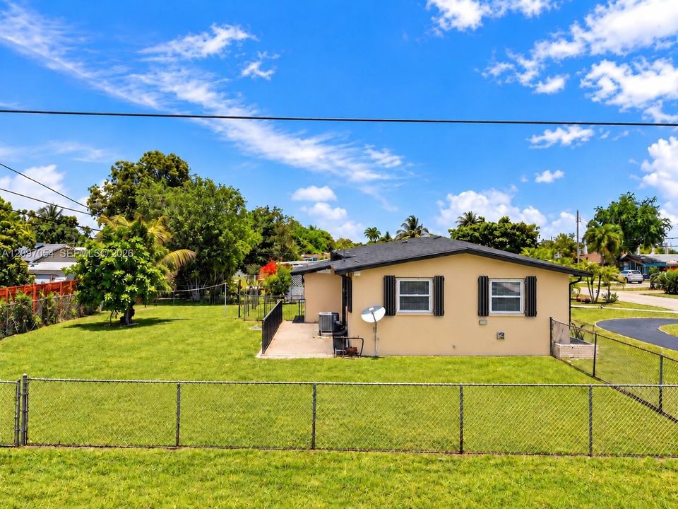 For Sale: $459,000 (2 beds, 1 baths, 878 Square Feet)