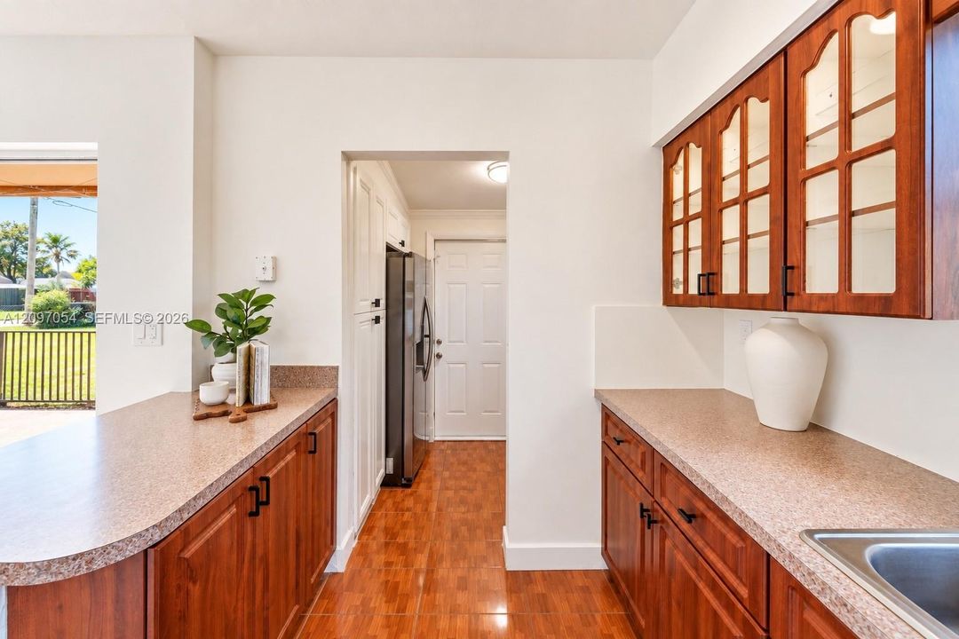 For Sale: $459,000 (2 beds, 1 baths, 878 Square Feet)