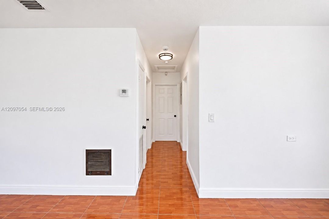 For Sale: $459,000 (2 beds, 1 baths, 878 Square Feet)