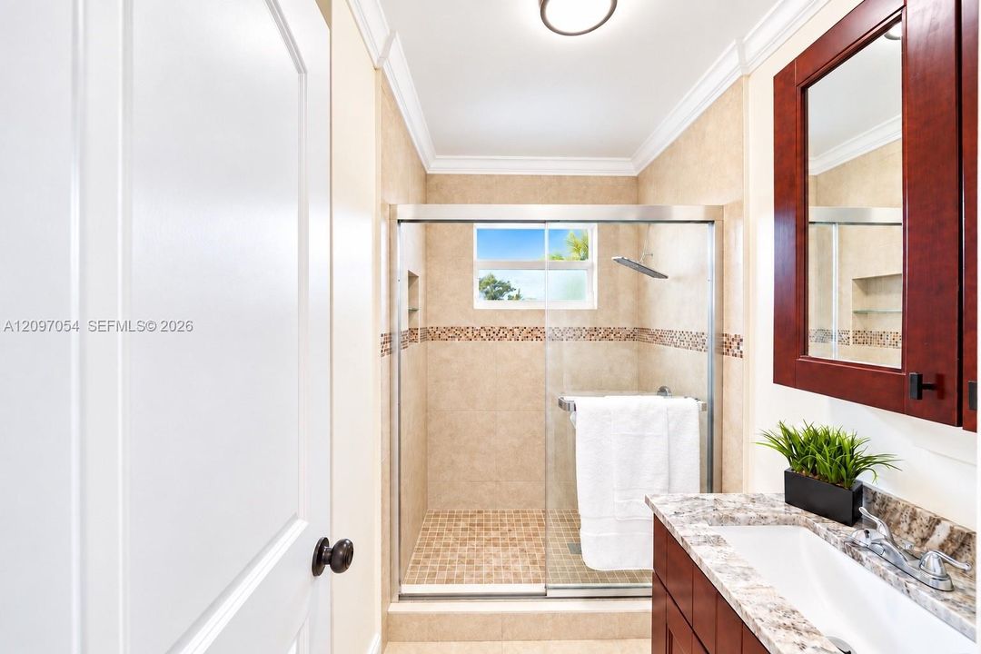 For Sale: $459,000 (2 beds, 1 baths, 878 Square Feet)