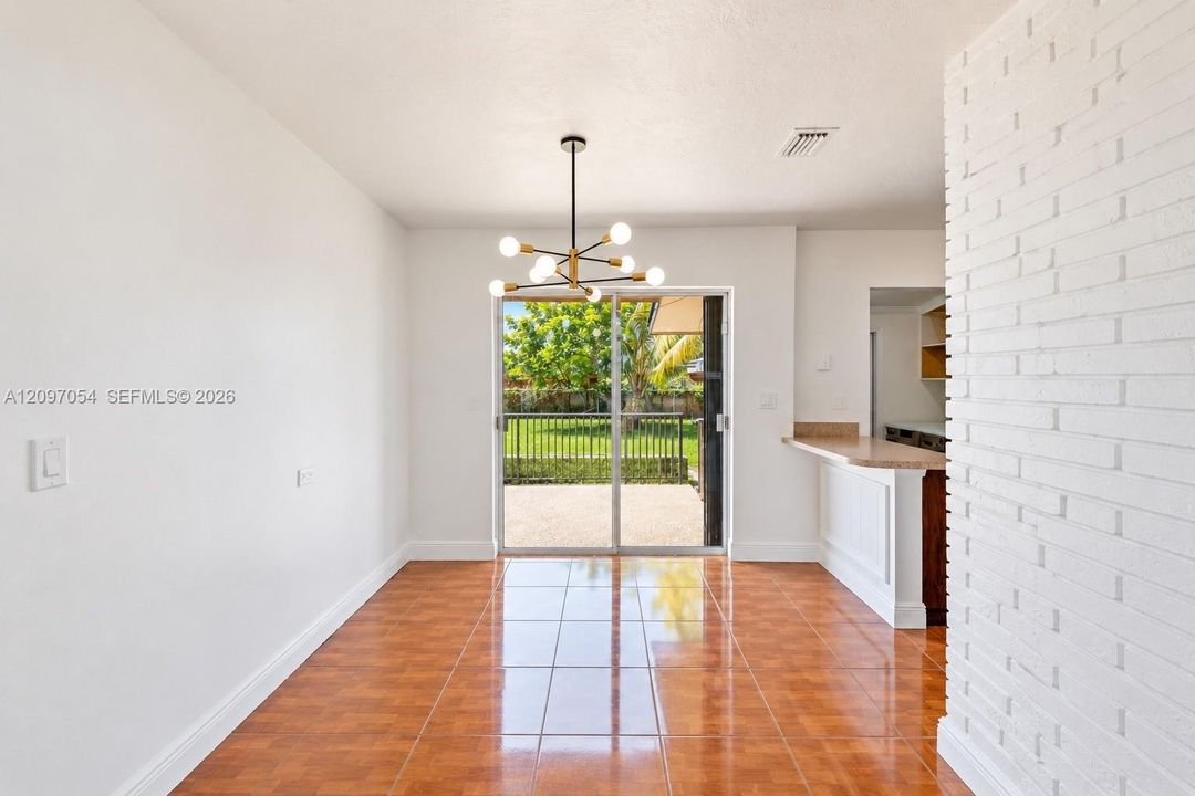 For Sale: $459,000 (2 beds, 1 baths, 878 Square Feet)