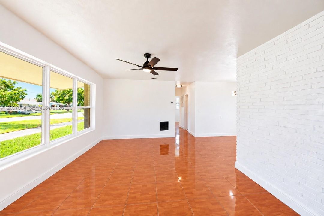 For Sale: $459,000 (2 beds, 1 baths, 878 Square Feet)
