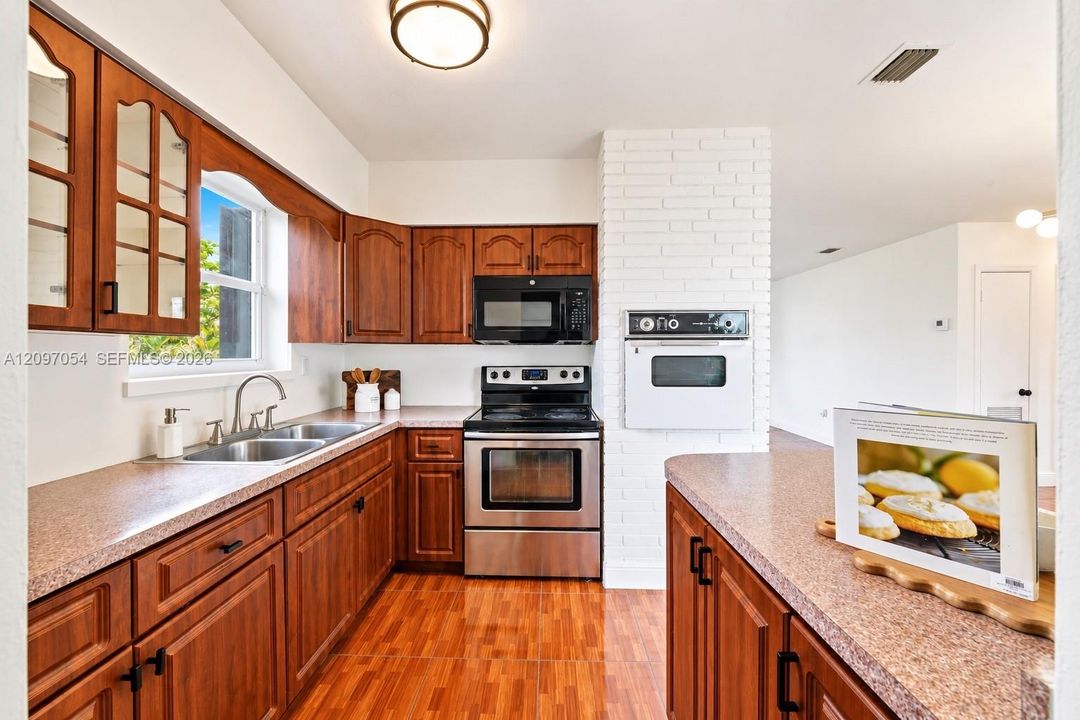 For Sale: $459,000 (2 beds, 1 baths, 878 Square Feet)