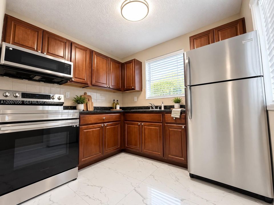 For Rent: $2,000 (2 beds, 1 baths, 950 Square Feet)